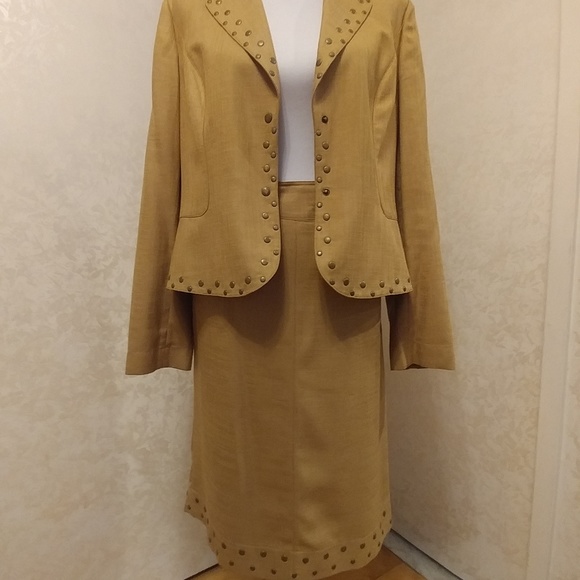 Blazer and skirt set trimmed with metal buttons - Picture 2 of 7